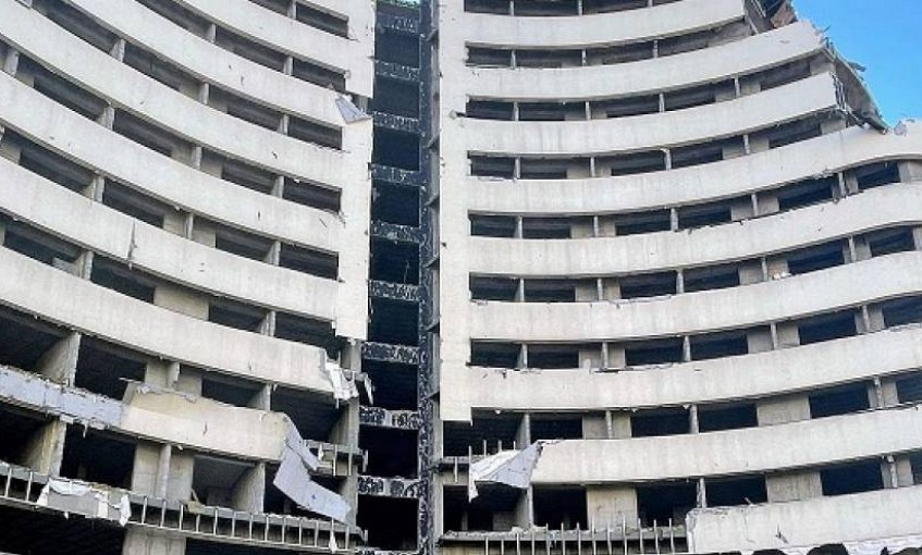 ANATOLİAN OTEL ÖLÜM KUSUYOR, YIKIMA NEDEN BAŞLANMIYOR...