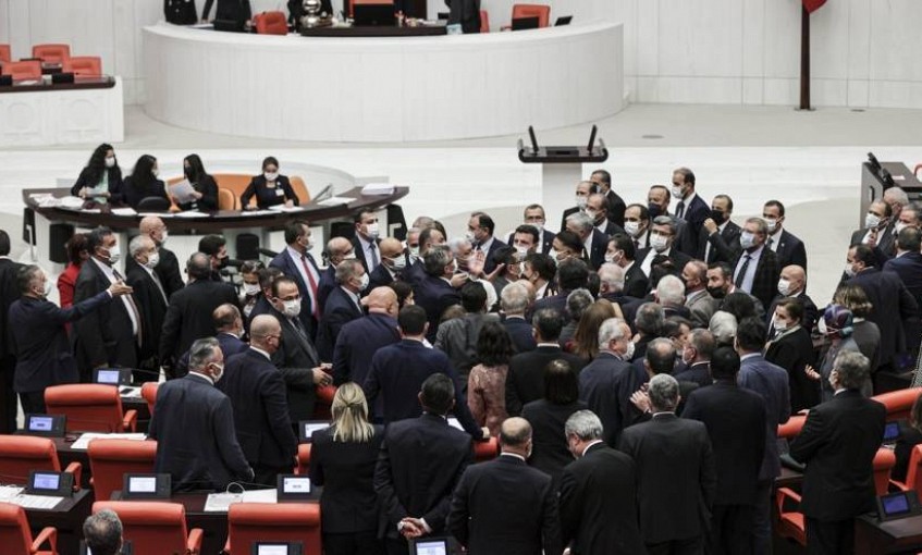 Meclis'te vekiller arasında Tahir Elçi cinayeti kavgası