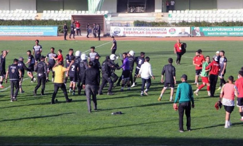 Muğla'da amatör maçta yumruklar konuştu