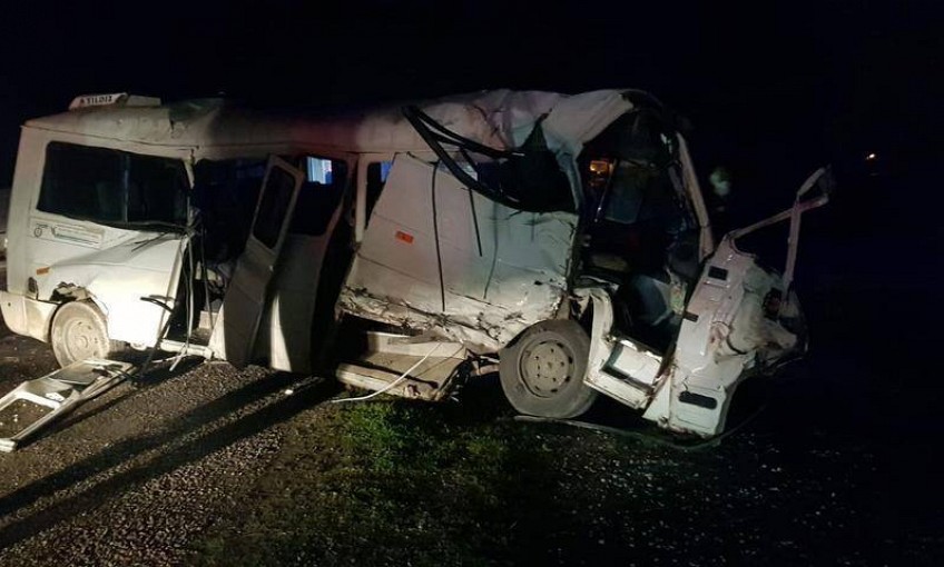 Muğla'da öğrenci servisi ile TIR çarpıştı: 17 yaralı