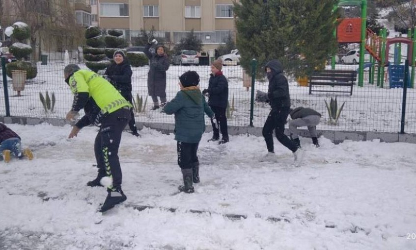 Muğla'da trafik polisleri çocuklarla kar topu oynadı
