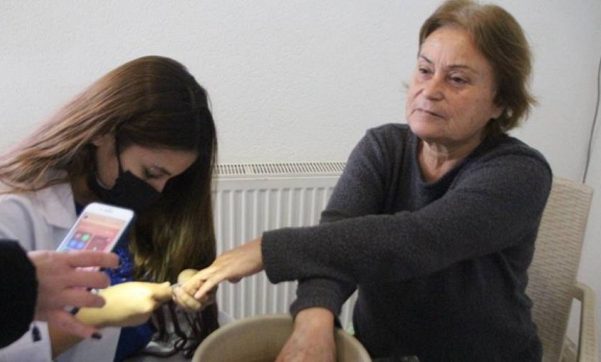 Yardıma muhtaç vatandaşların kişisel bakımını öğrenciler yaptı